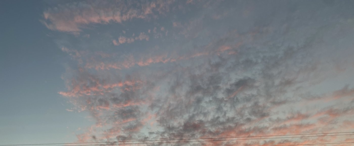 Pink and blue sunset sky with wispy clouds over Tennessee